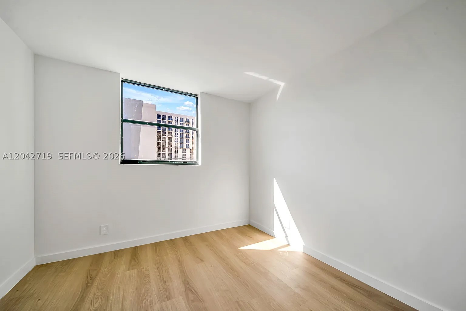 501 SW 1st St #502, Miami FL 33130