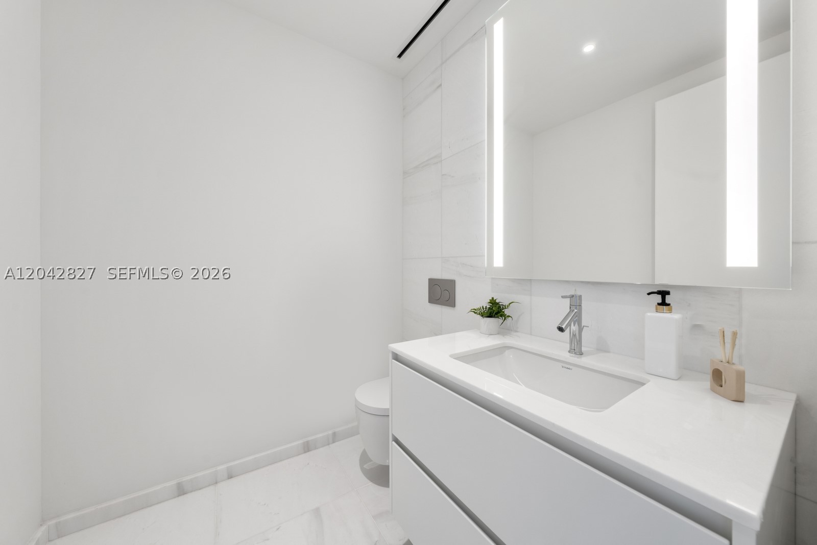 300 Biscayne Boulevard Way #2701, Miami FL 33131