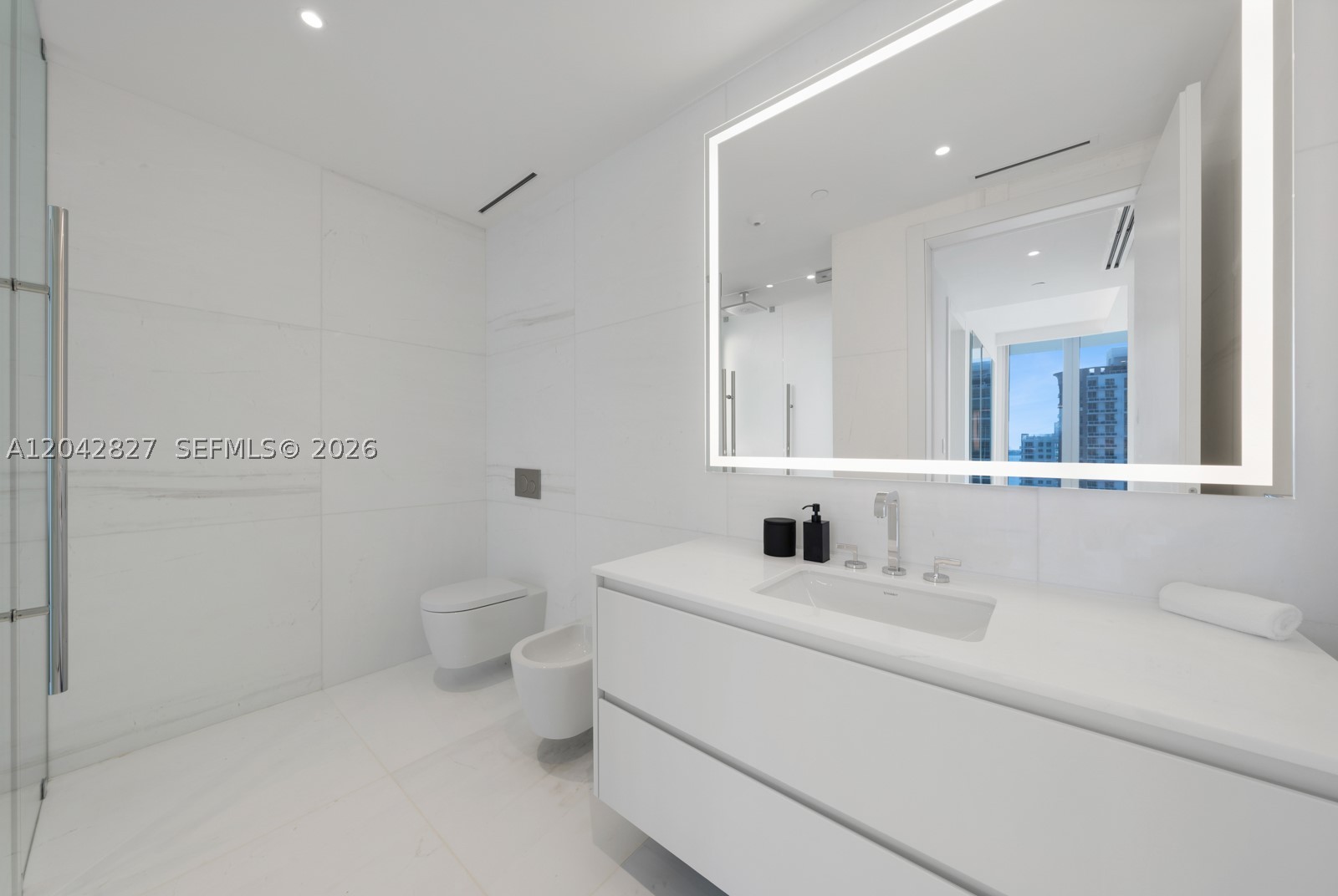 300 Biscayne Boulevard Way #2701, Miami FL 33131