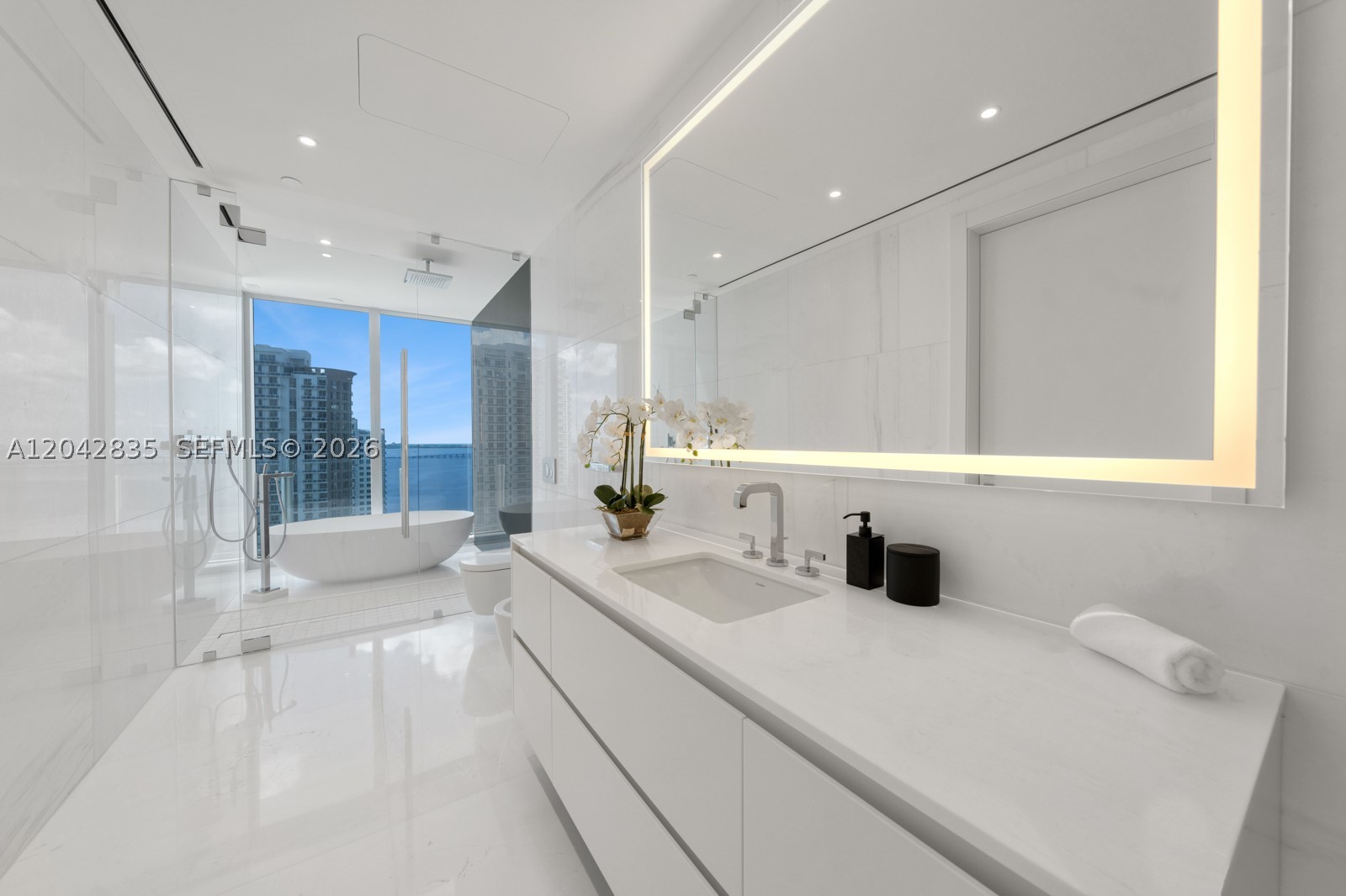 300 Biscayne Boulevard Way #2701, Miami FL 33131
