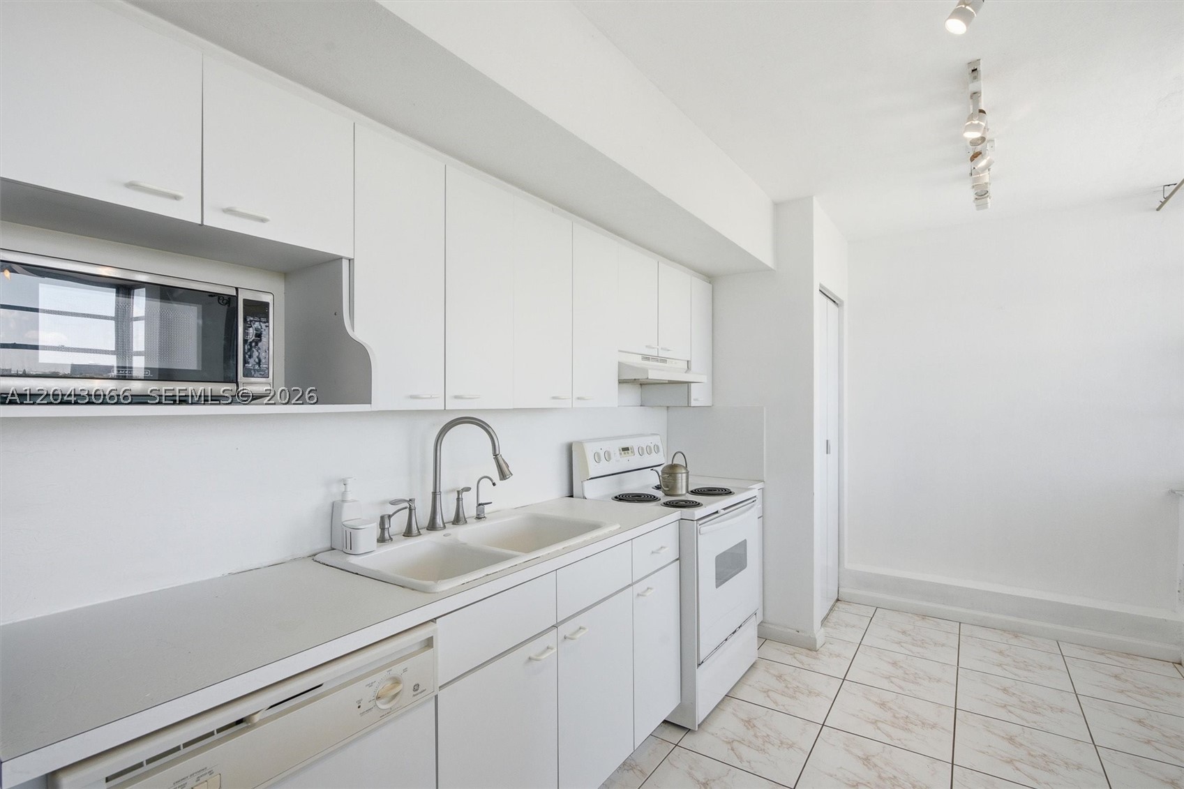 11930 N Bayshore Dr #609, North Miami FL 33181