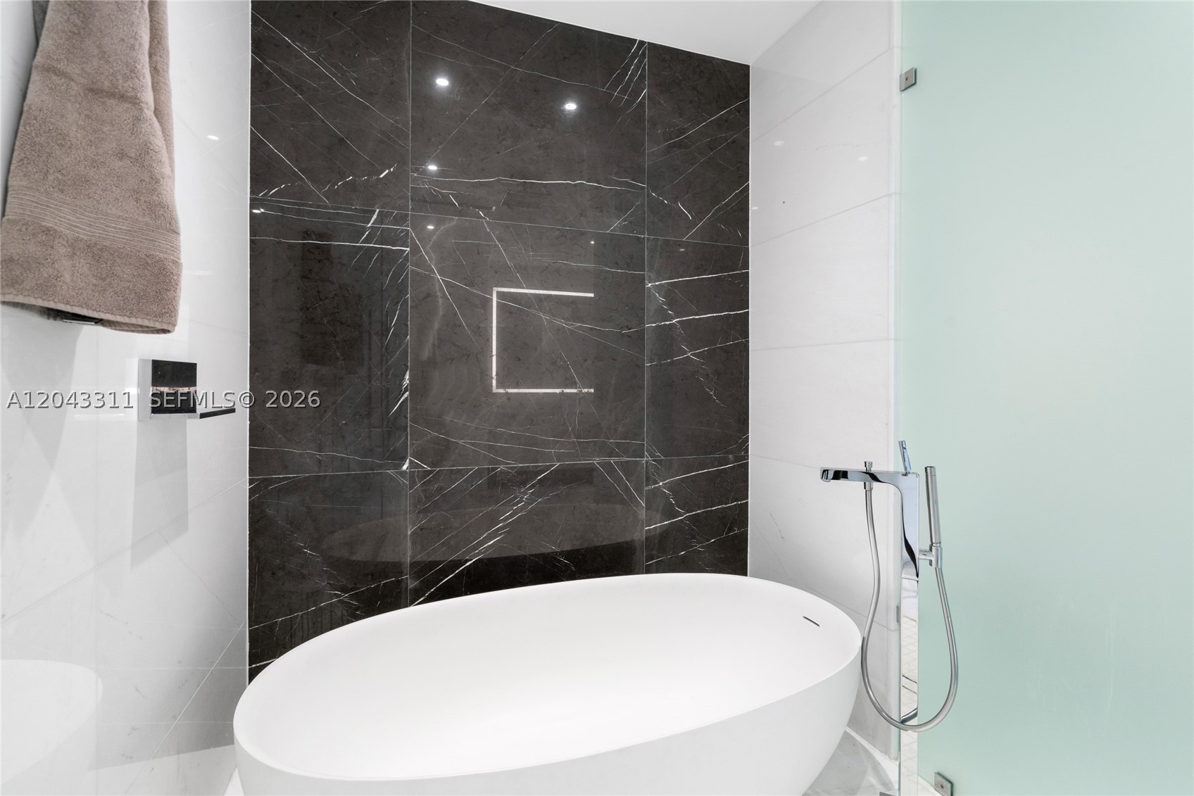 300 Biscayne Boulevard Way #4009W, Miami FL 33131