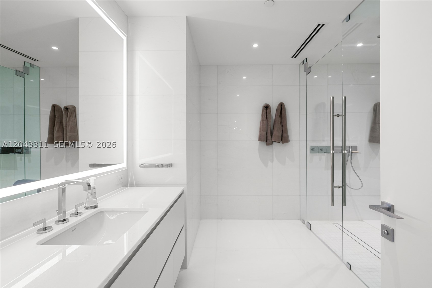 300 Biscayne Boulevard Way #4009W, Miami FL 33131