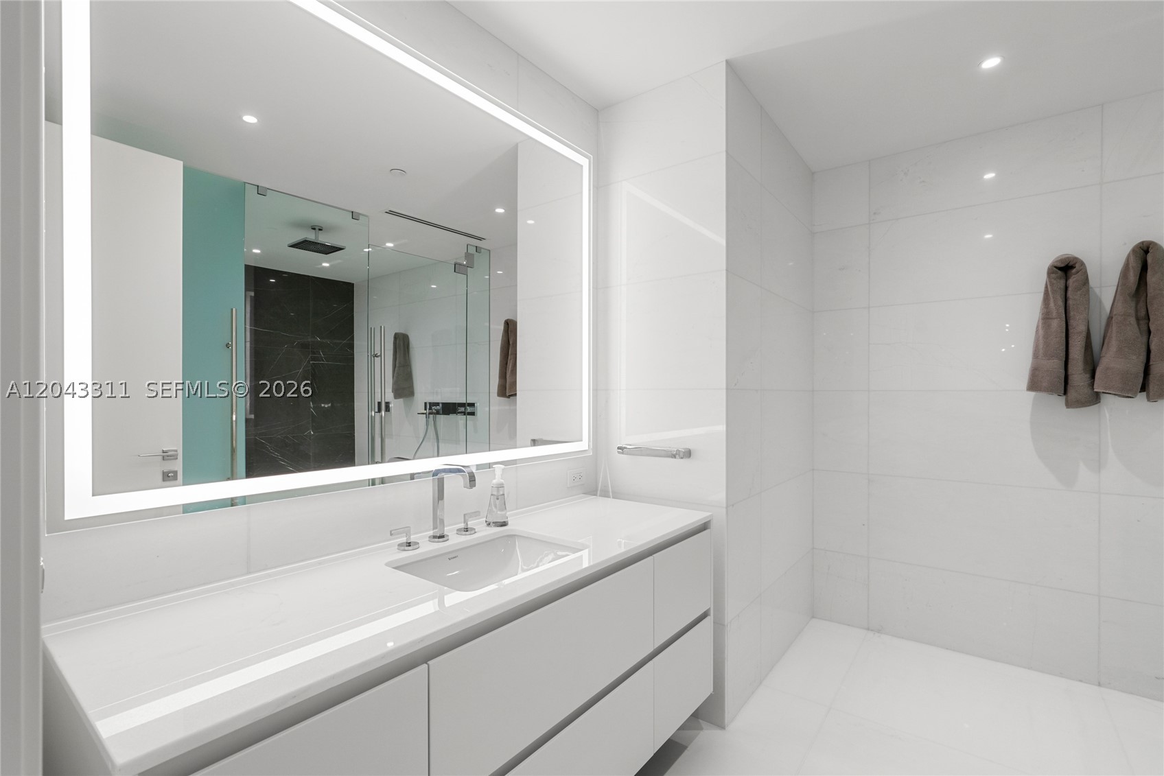 300 Biscayne Boulevard Way #4009W, Miami FL 33131