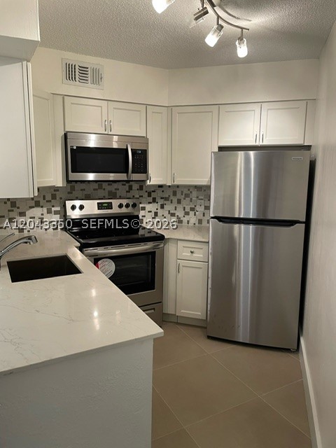 215 Lake Pointe Dr #109, Oakland Park FL 33309
