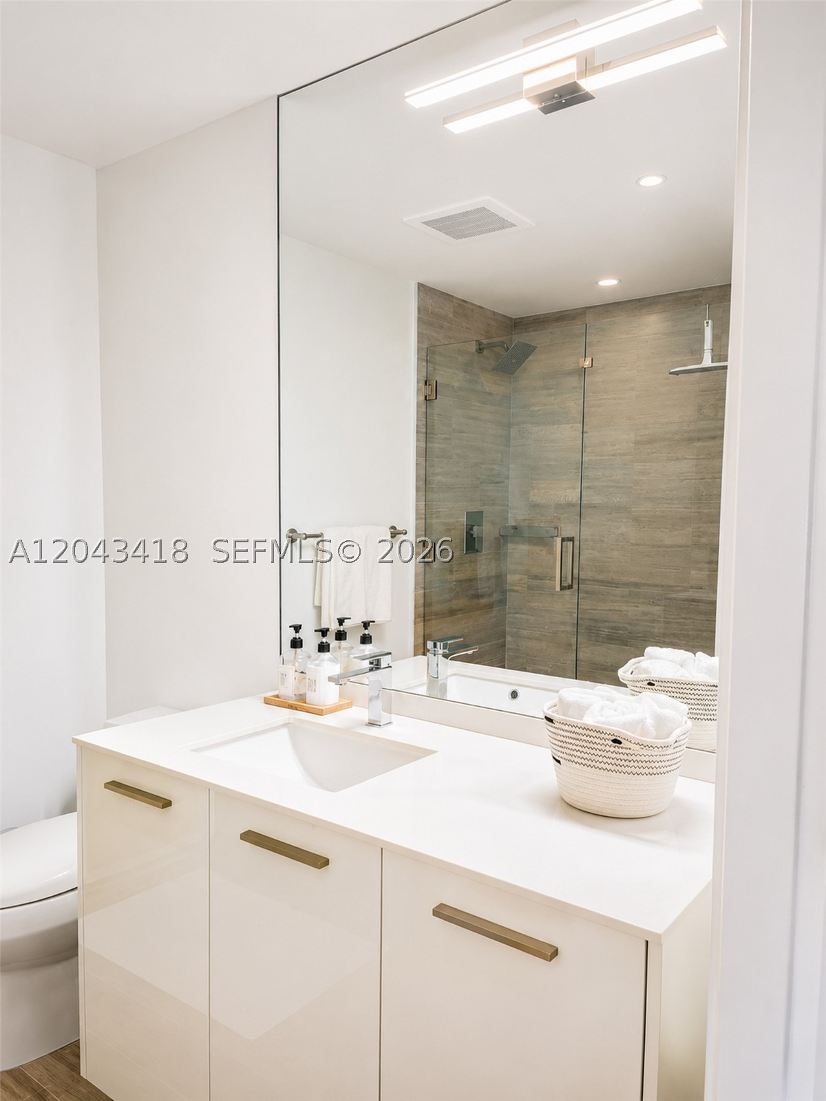 1300 Brickell Bay Dr #1806, Miami FL 33131