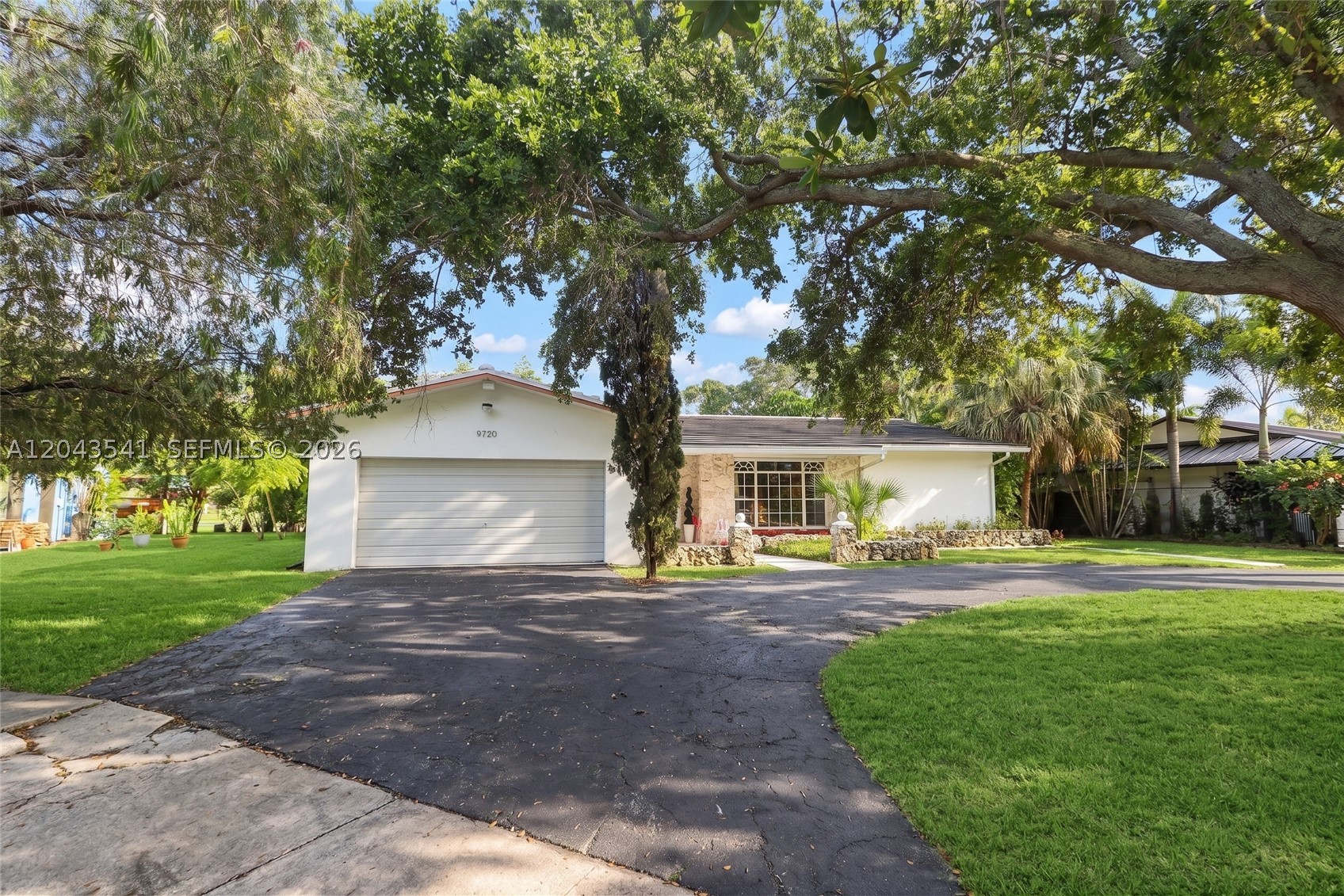 9720 Palmetto Club Ln W, Miami FL 33157