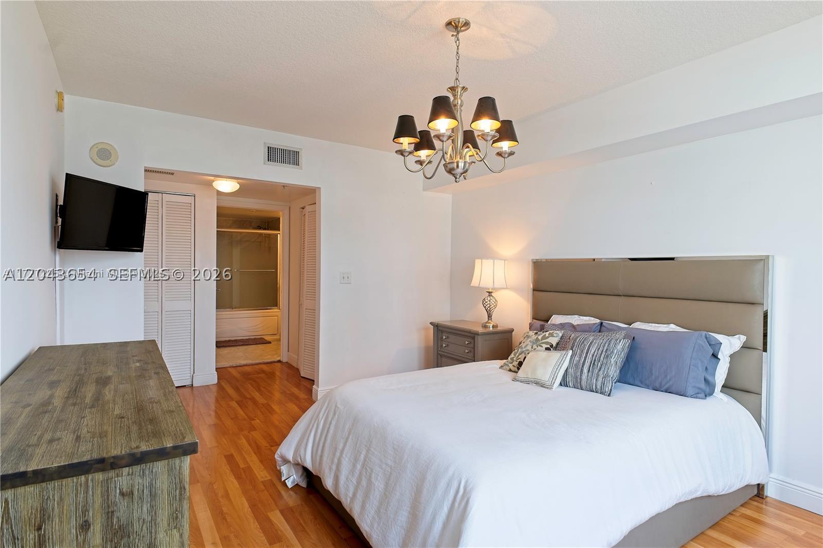 31 SE 5th #1203, Miami FL 33131