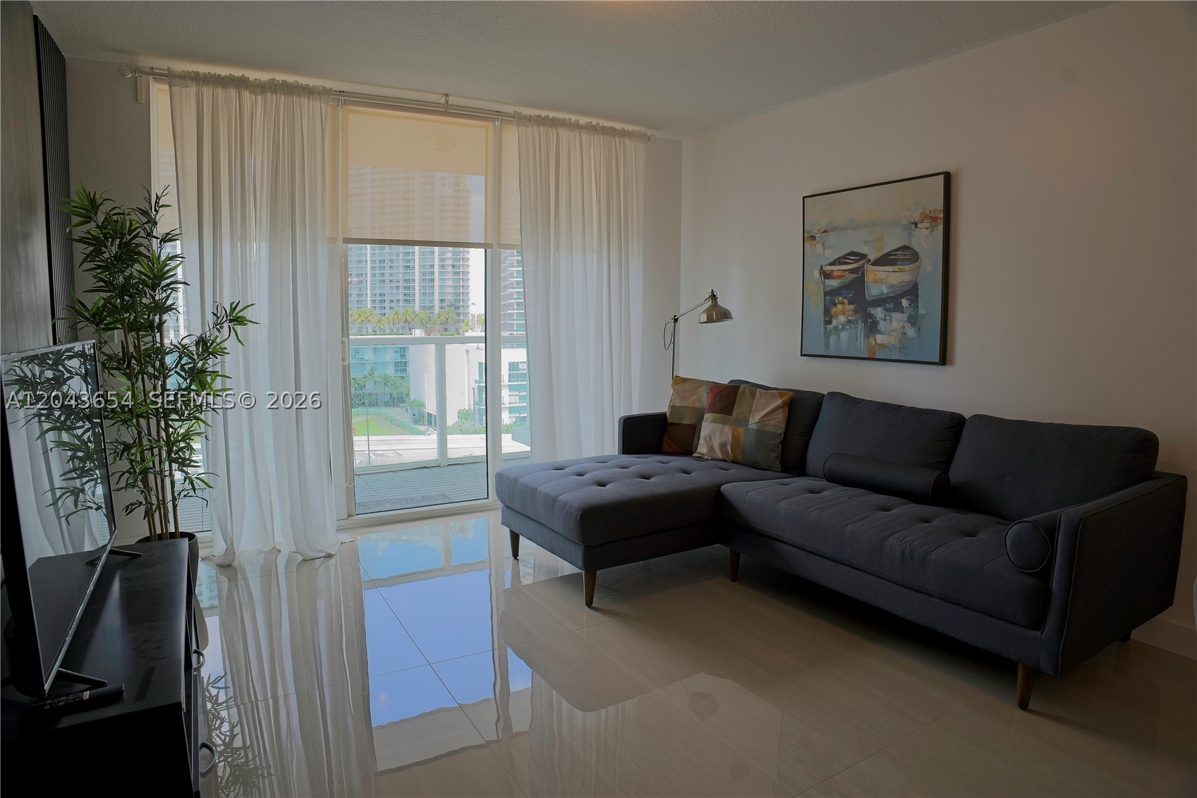 31 SE 5th #1203, Miami FL 33131