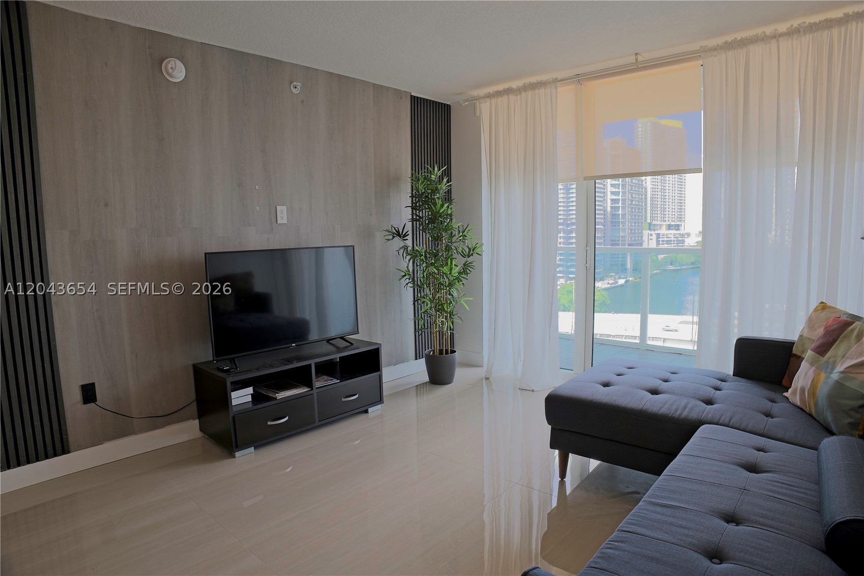 31 SE 5th #1203, Miami FL 33131