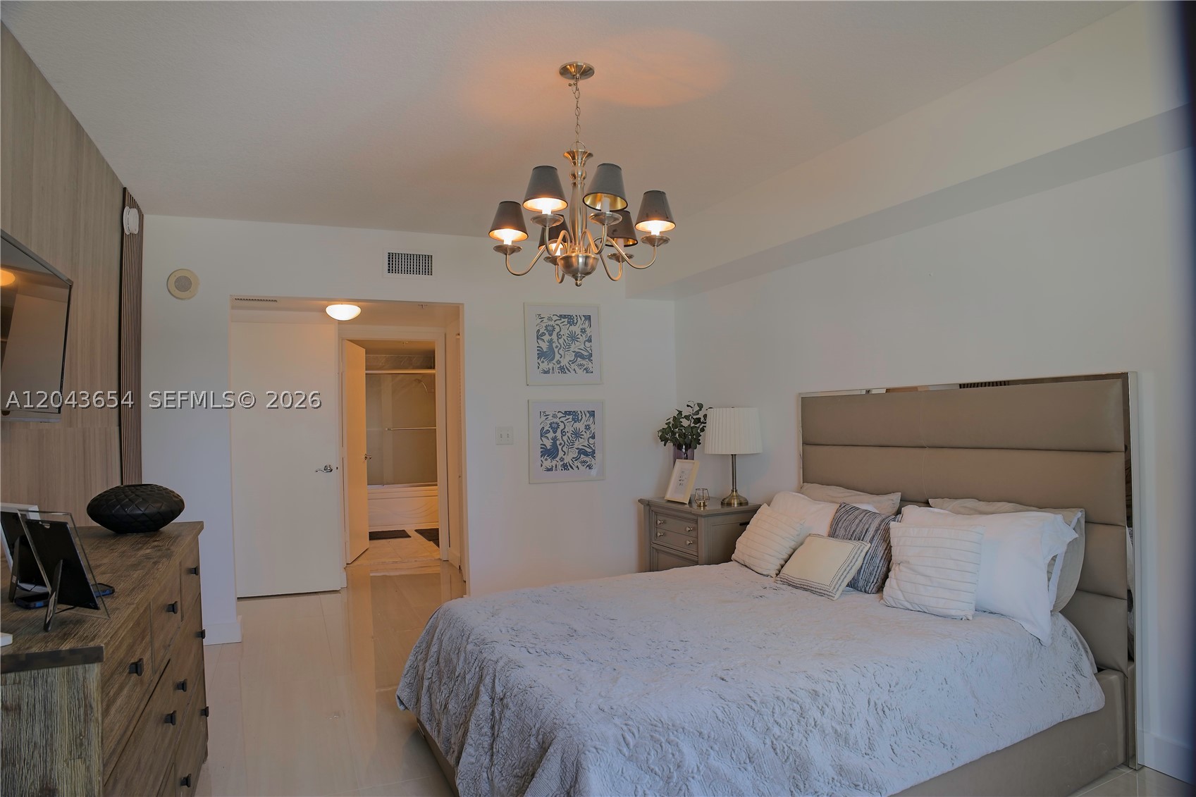 31 SE 5th #1203, Miami FL 33131