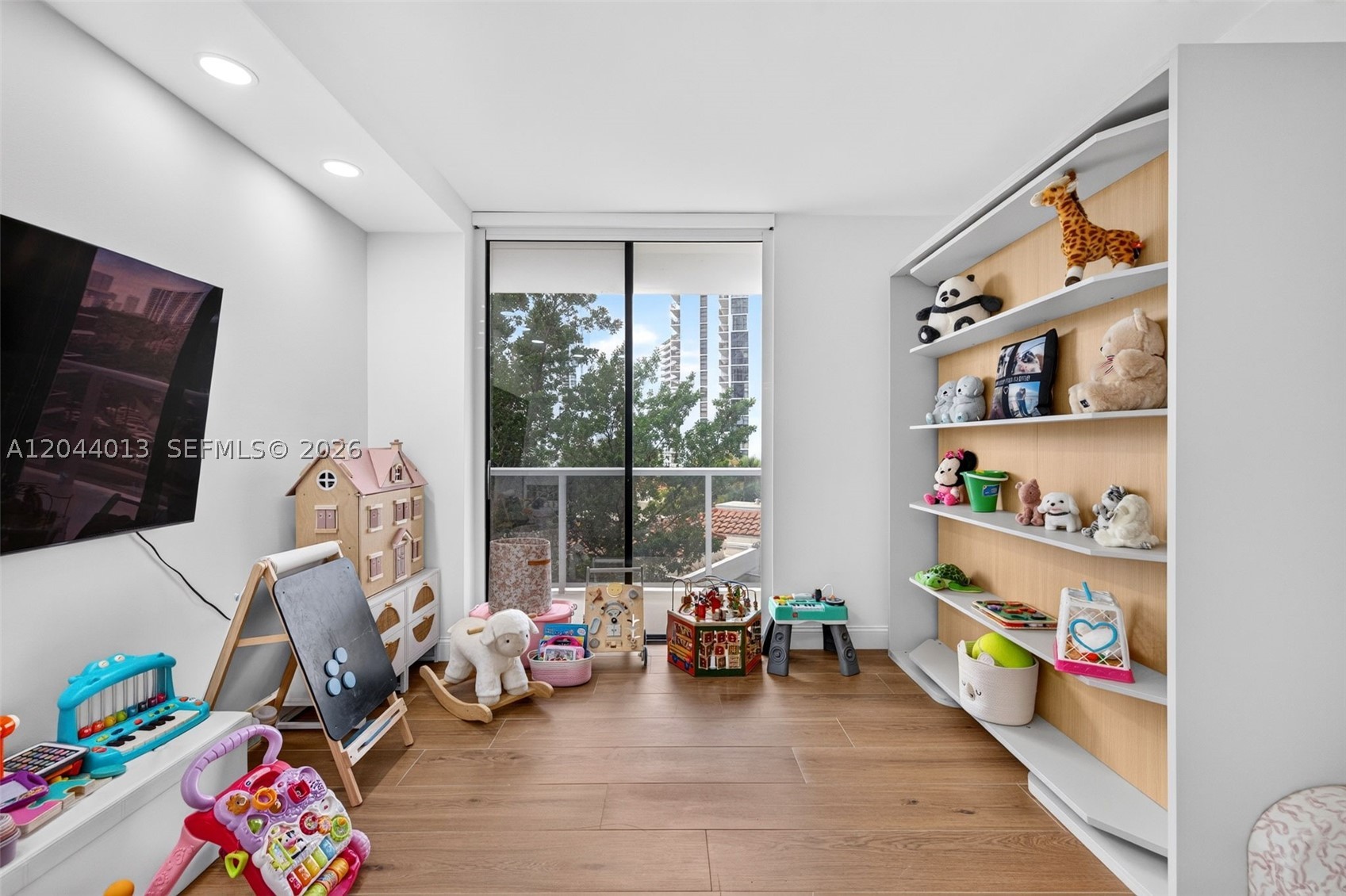 20281 E Country Club Dr #407, Aventura FL 33180