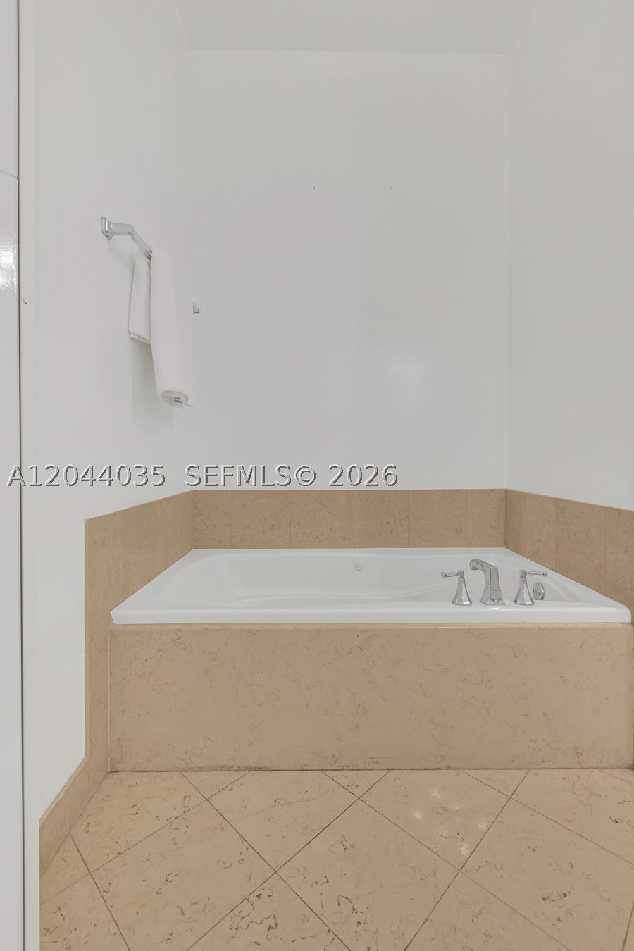 20000 E Country Club Dr #108, Aventura FL 33180