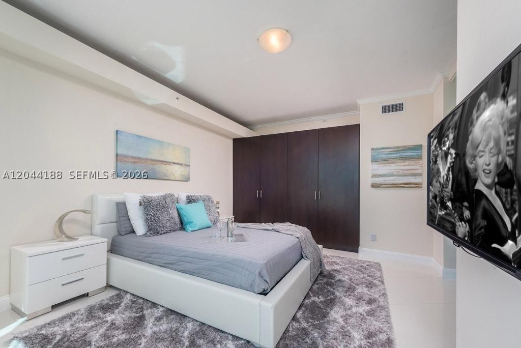 300 S Pointe Dr #706, Miami Beach FL 33139