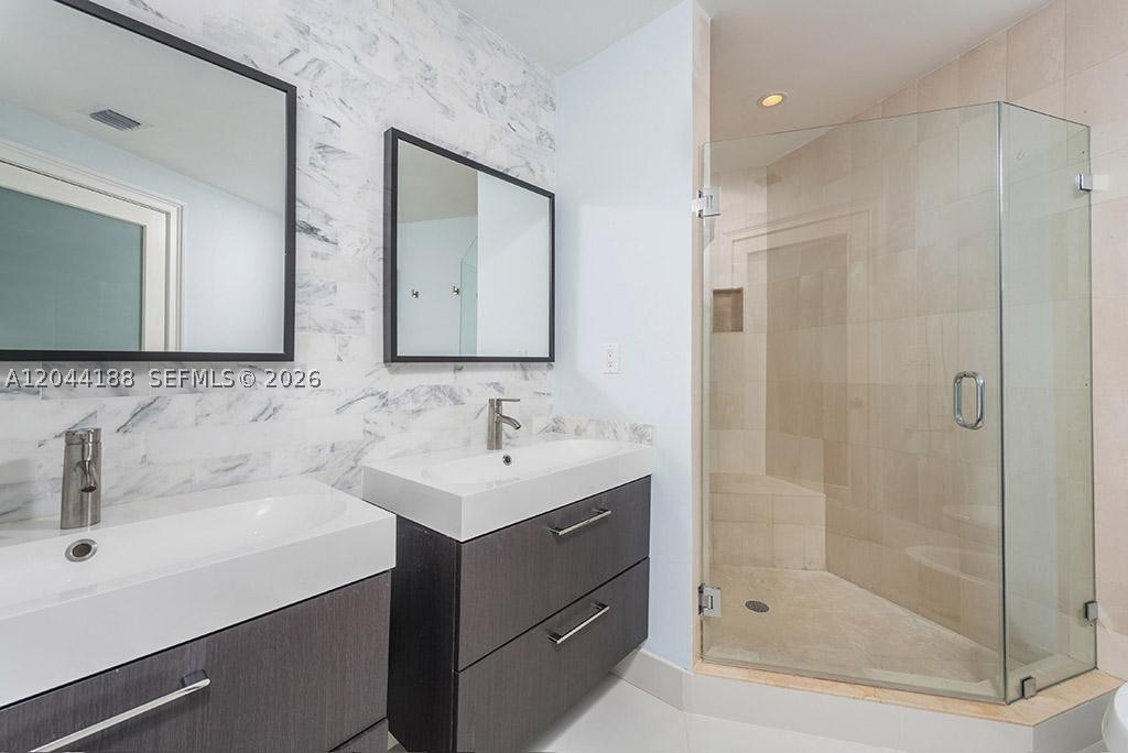 300 S Pointe Dr #706, Miami Beach FL 33139