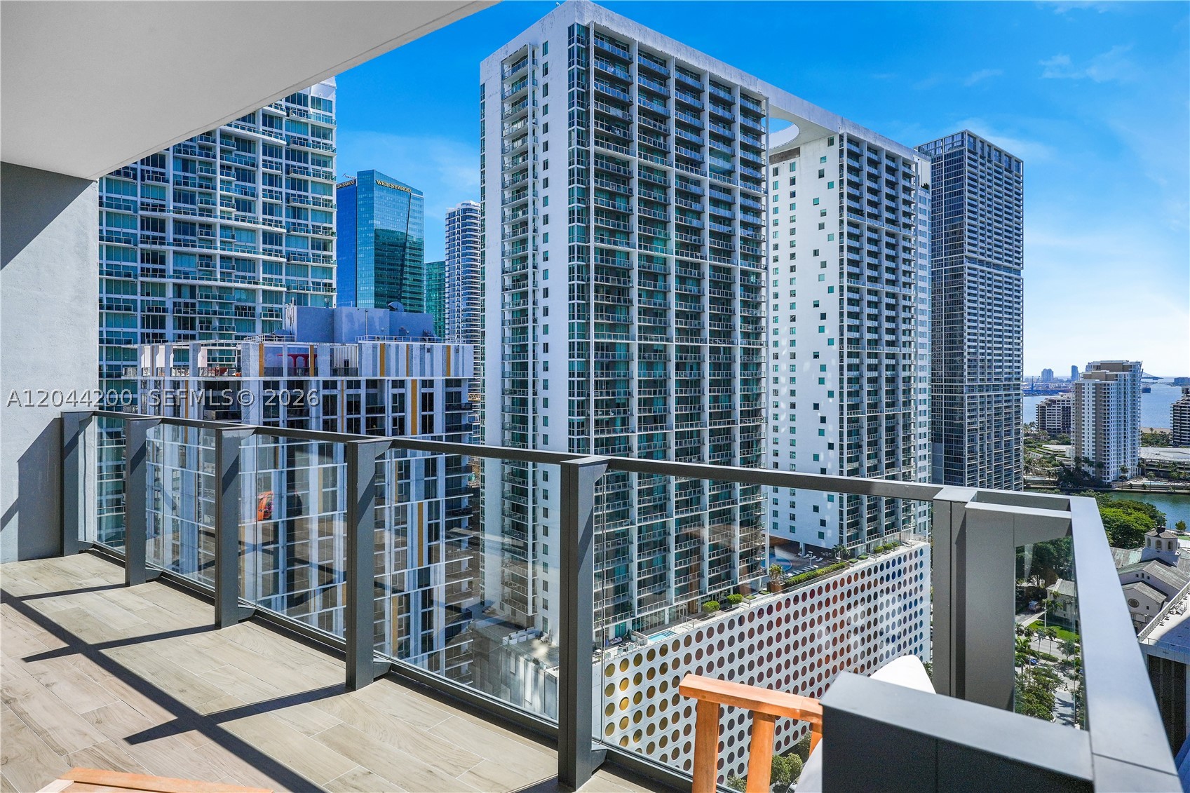 68 SE 6th St #2005, Miami FL 33131
