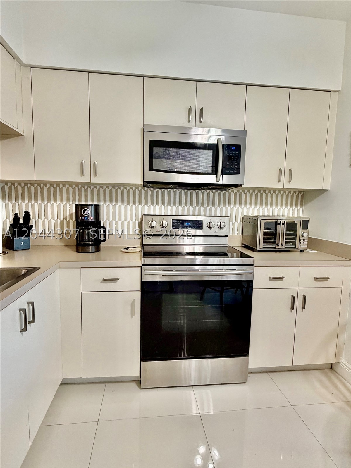 16619 Hemingway Dr, Weston FL 33326