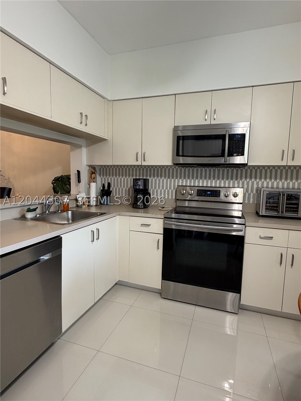 16619 Hemingway Dr, Weston FL 33326