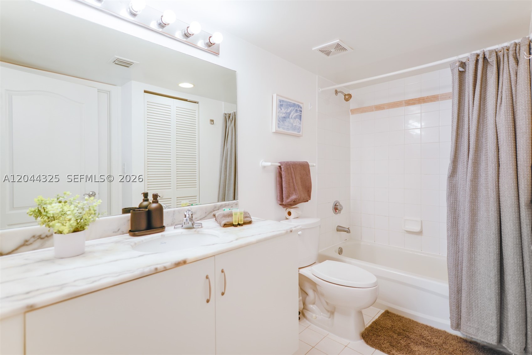 1200 Brickell Bay Dr #3614, Miami FL 33131