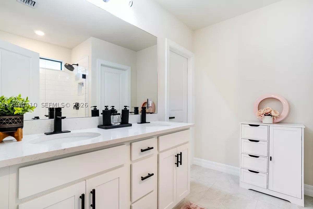 2940 Shortleaf Ave, Lauderdale Lakes FL 33311