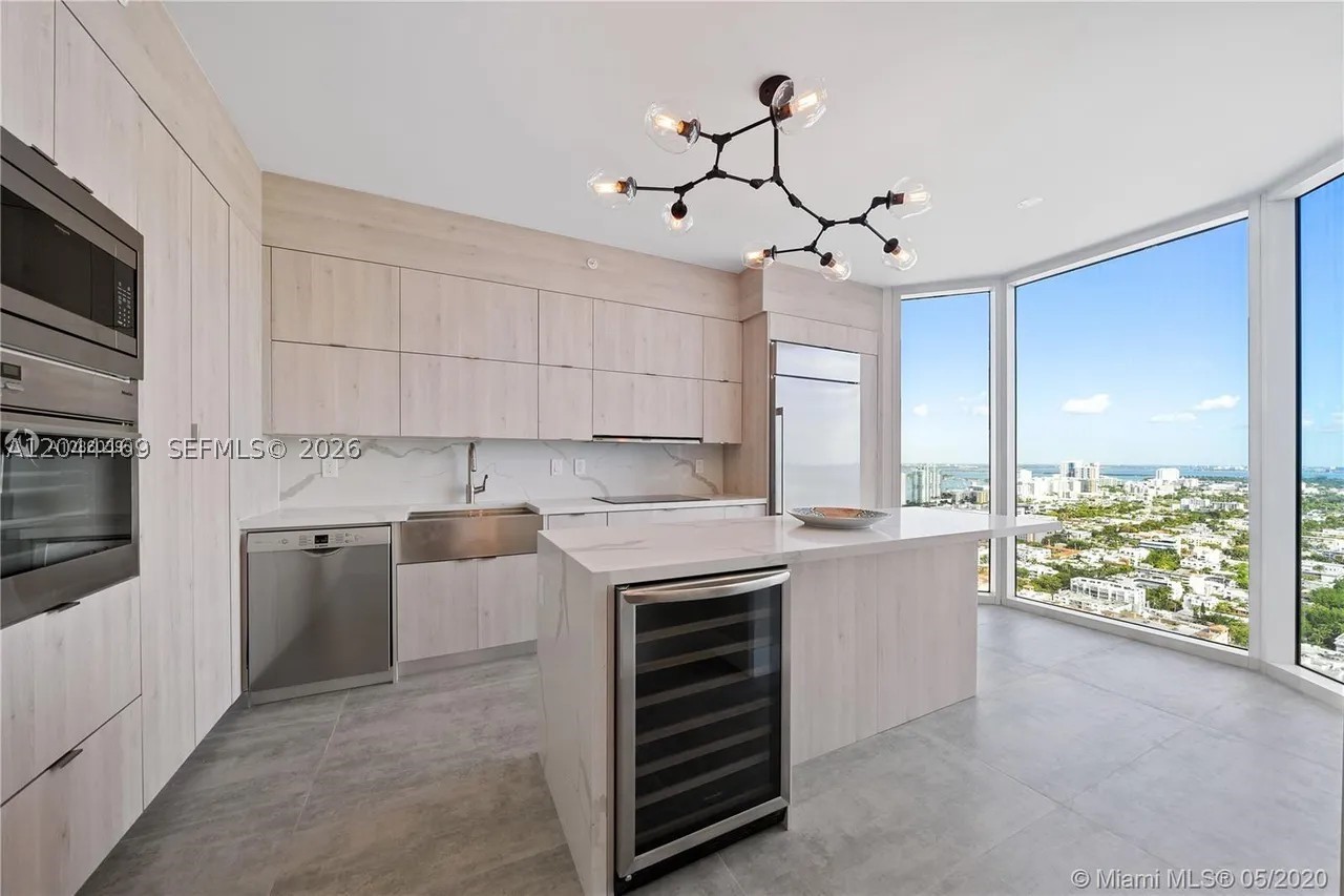 300 S Pointe Dr #3604, Miami Beach FL 33139