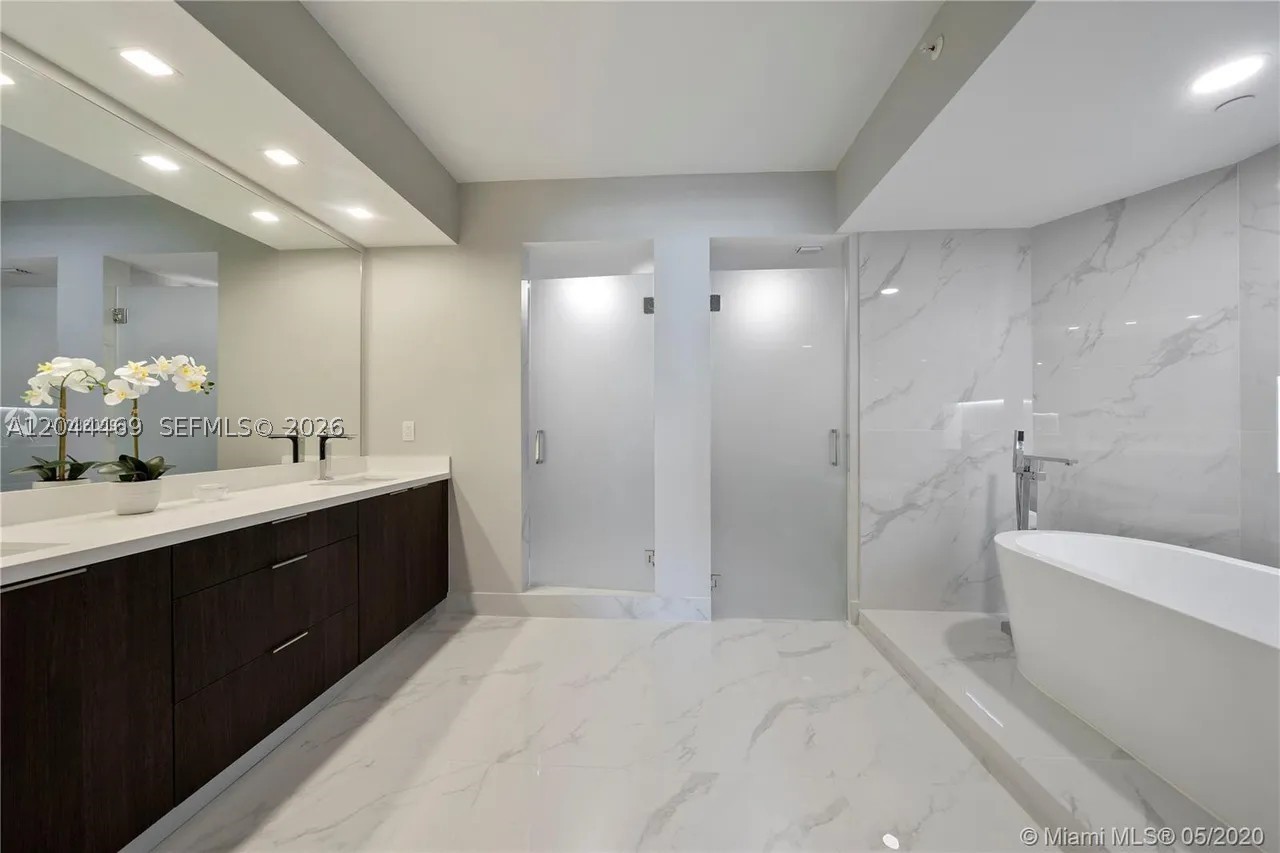 300 S Pointe Dr #3604, Miami Beach FL 33139