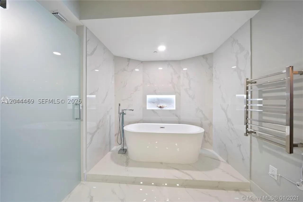 300 S Pointe Dr #3604, Miami Beach FL 33139