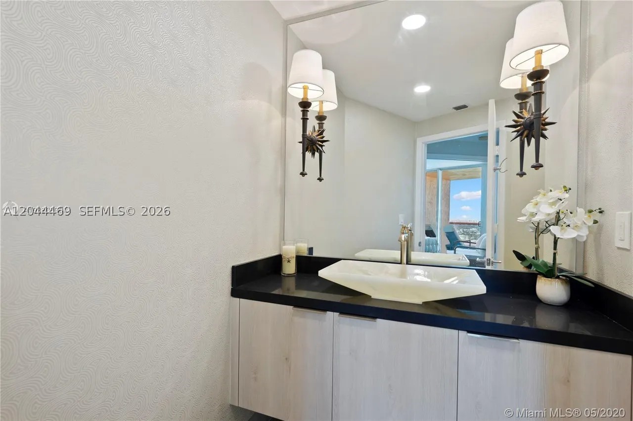 300 S Pointe Dr #3604, Miami Beach FL 33139