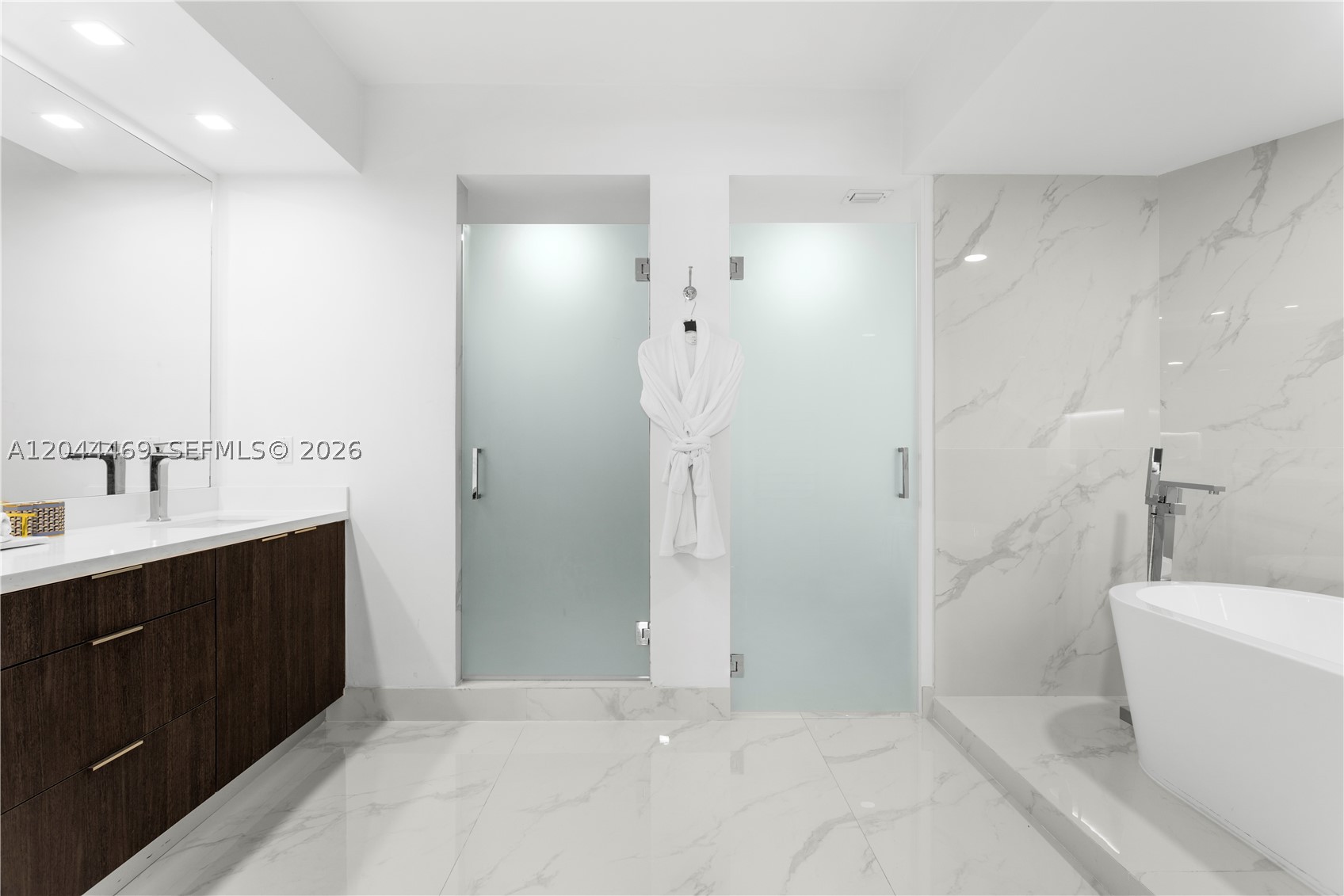 300 S Pointe Dr #3604, Miami Beach FL 33139