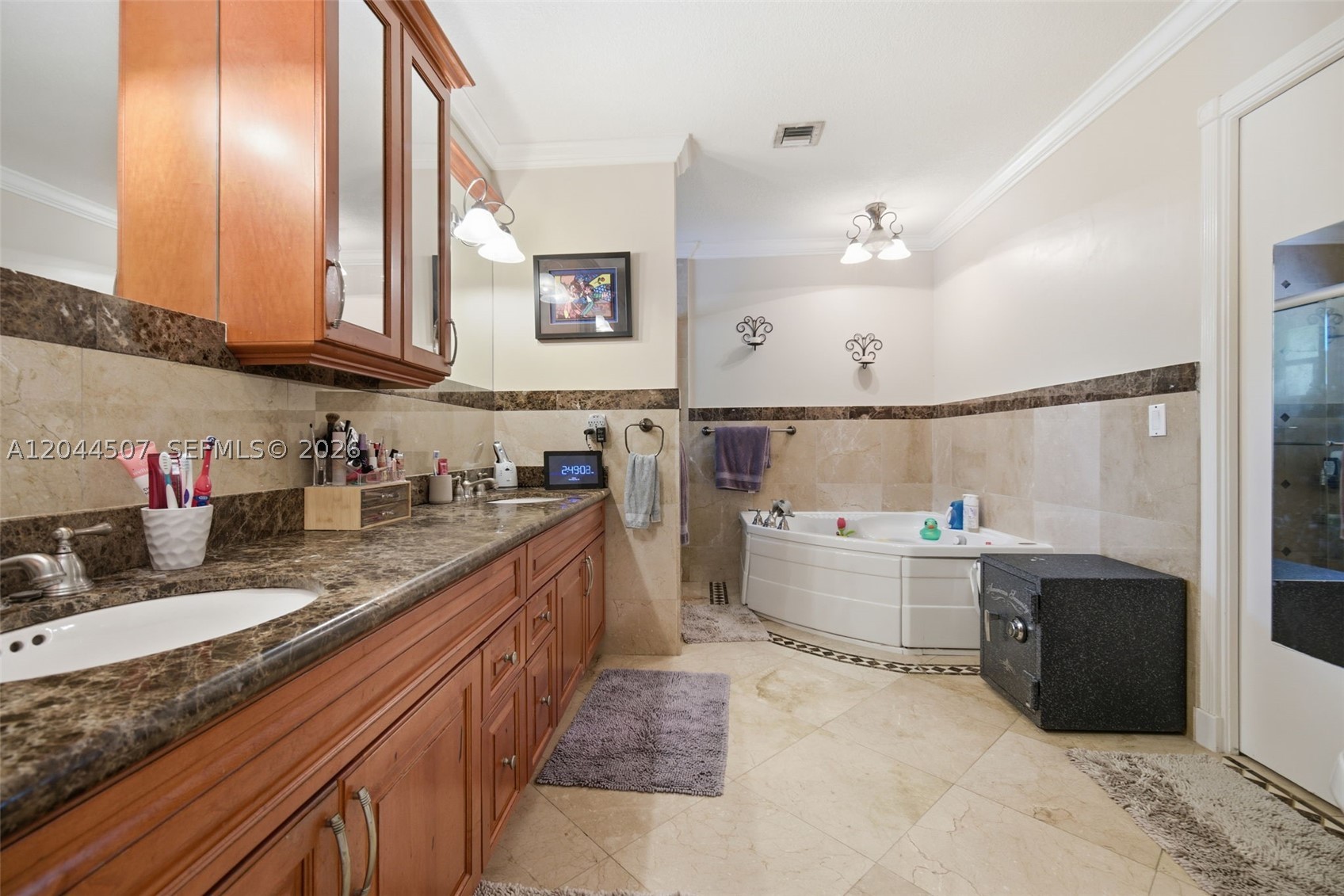 713 Diplomat Pkwy, Hallandale Beach FL 33009