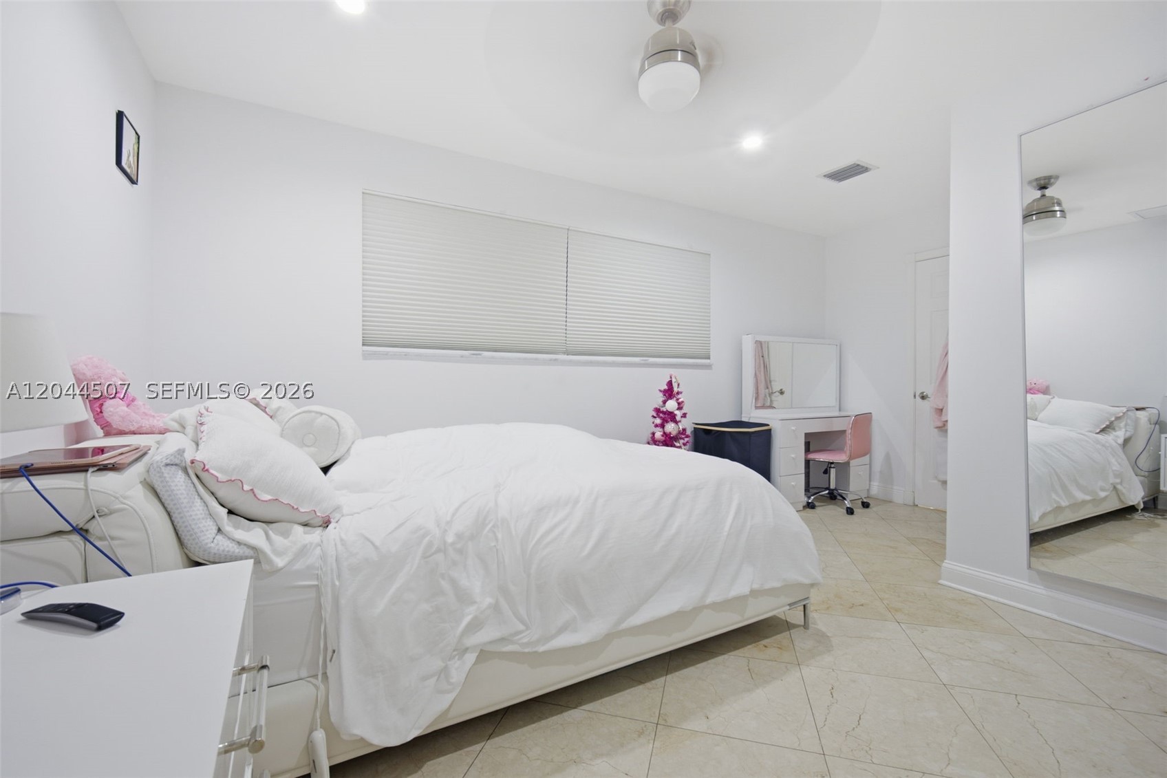 713 Diplomat Pkwy, Hallandale Beach FL 33009