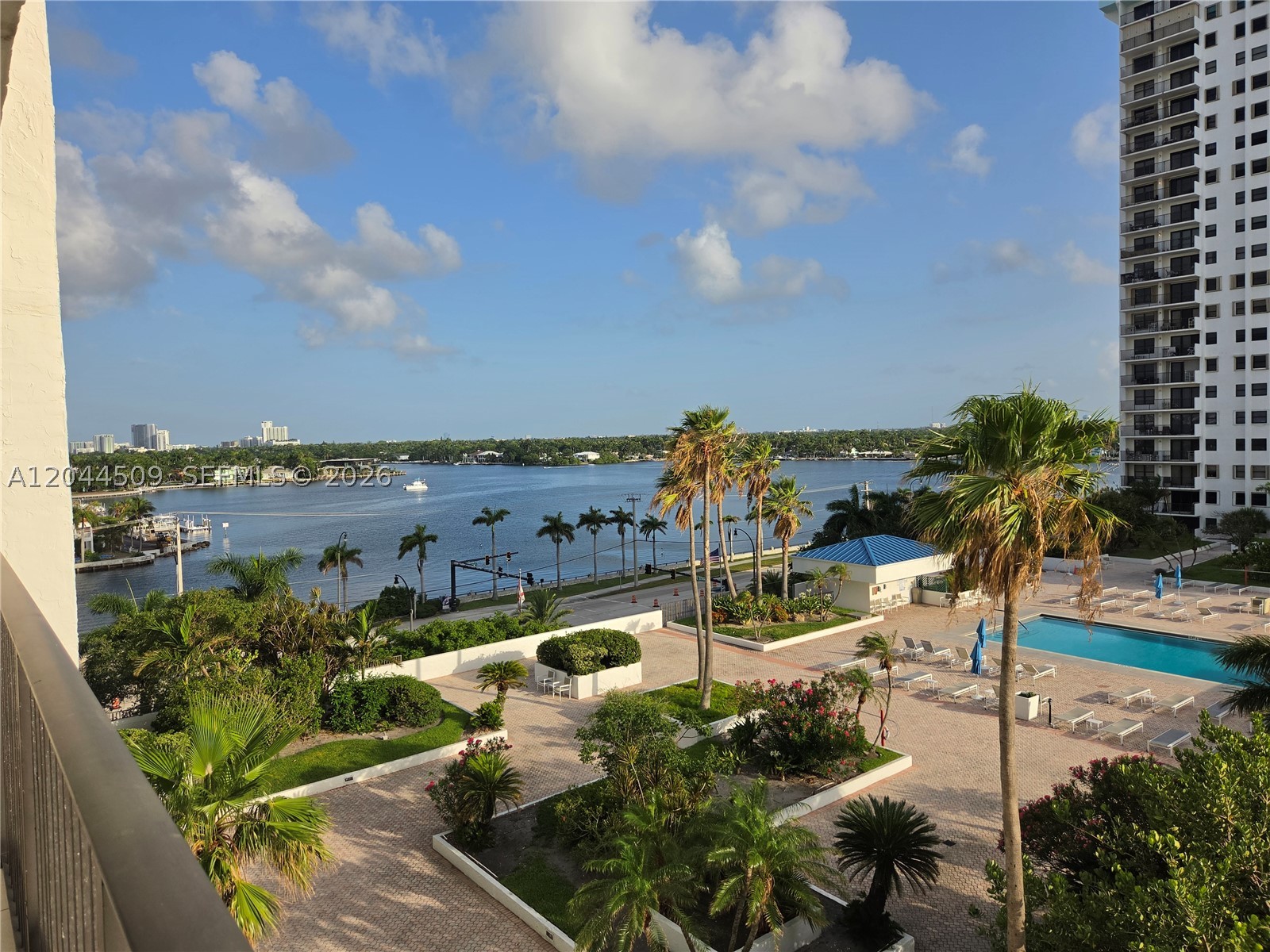 Hollywood FL 33019 - A12044509