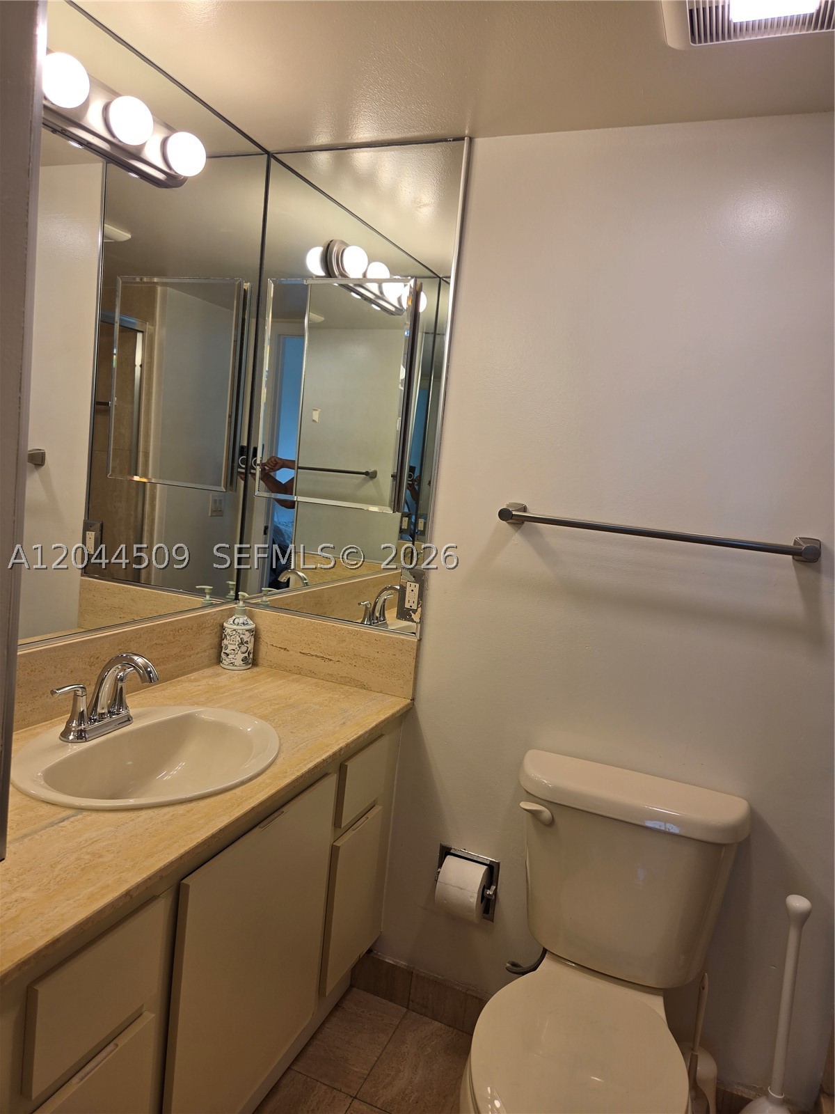 Hollywood FL 33019 - A12044509