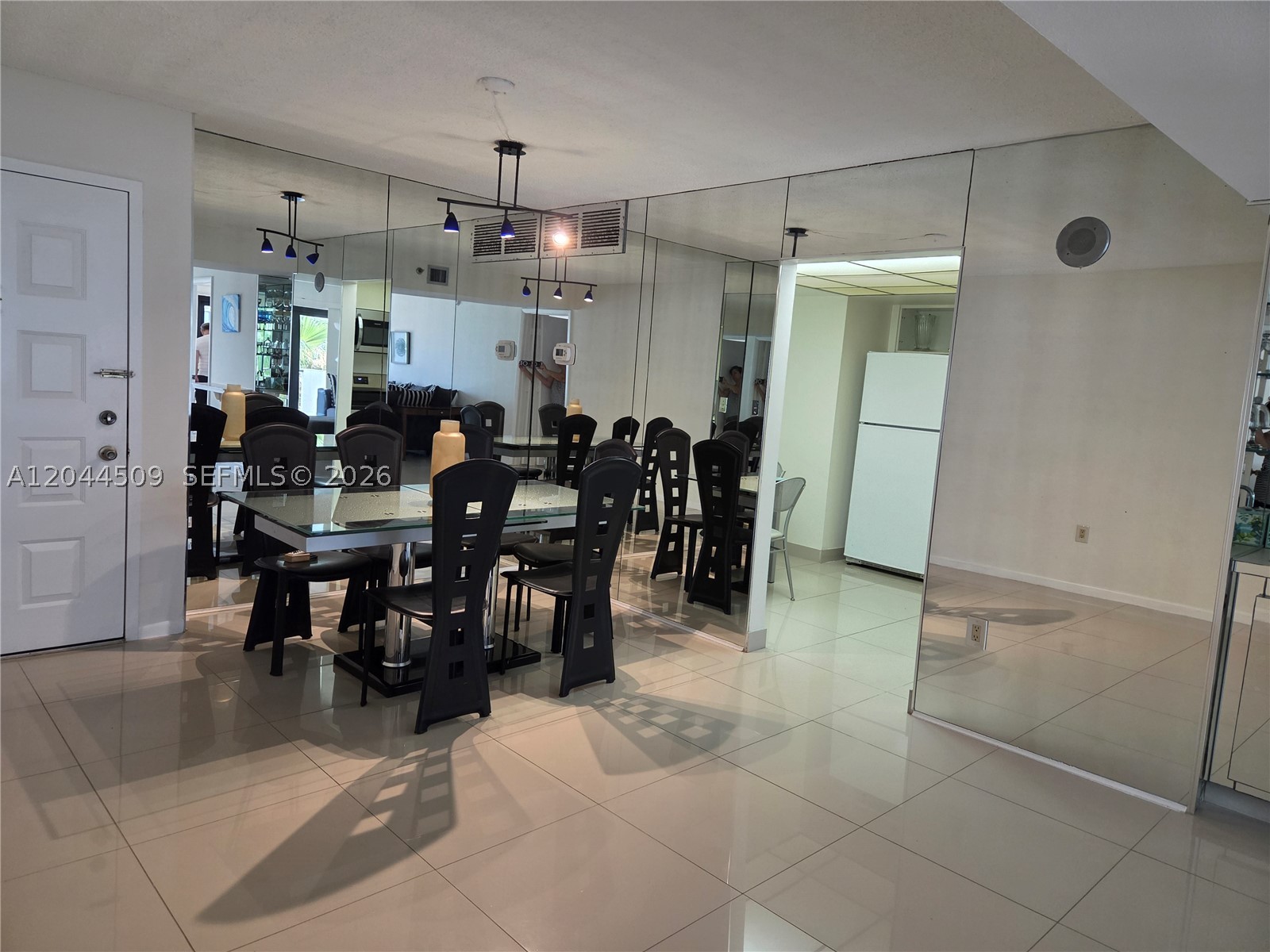 Hollywood FL 33019 - A12044509