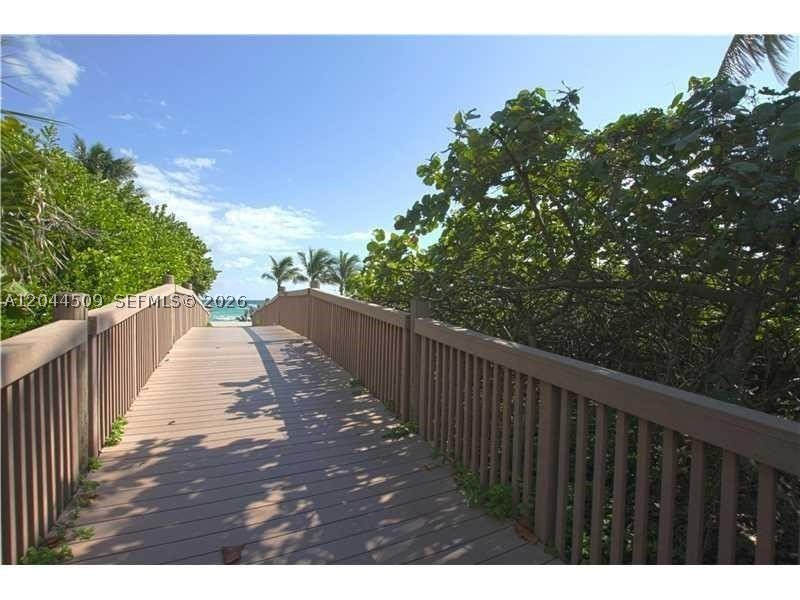 Hollywood FL 33019 - A12044509