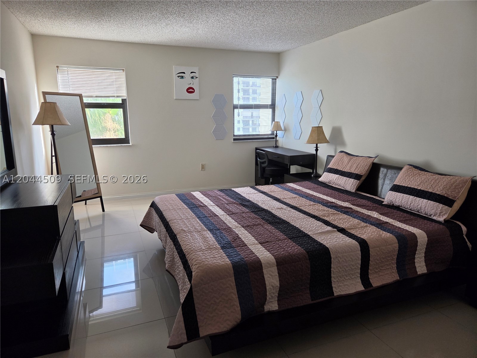Hollywood FL 33019 - A12044509