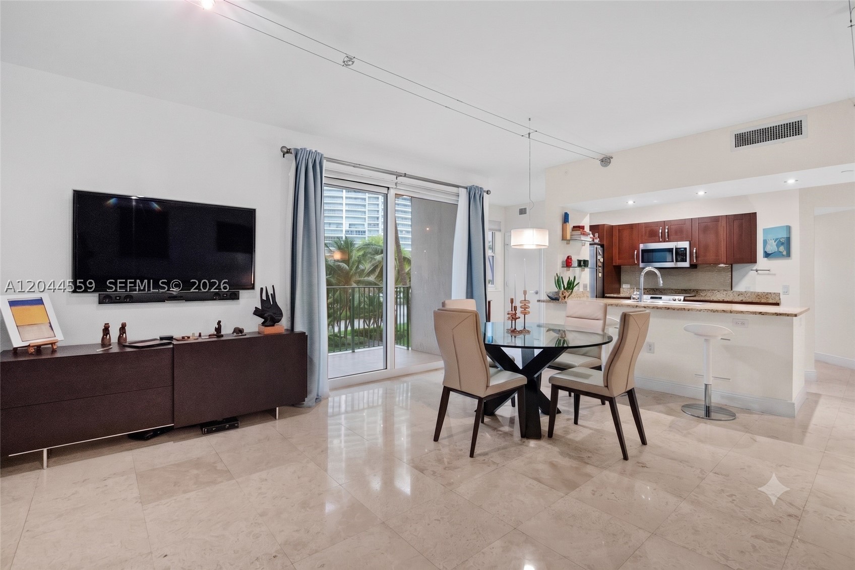 19900 E Country Club Dr #212, Aventura FL 33180