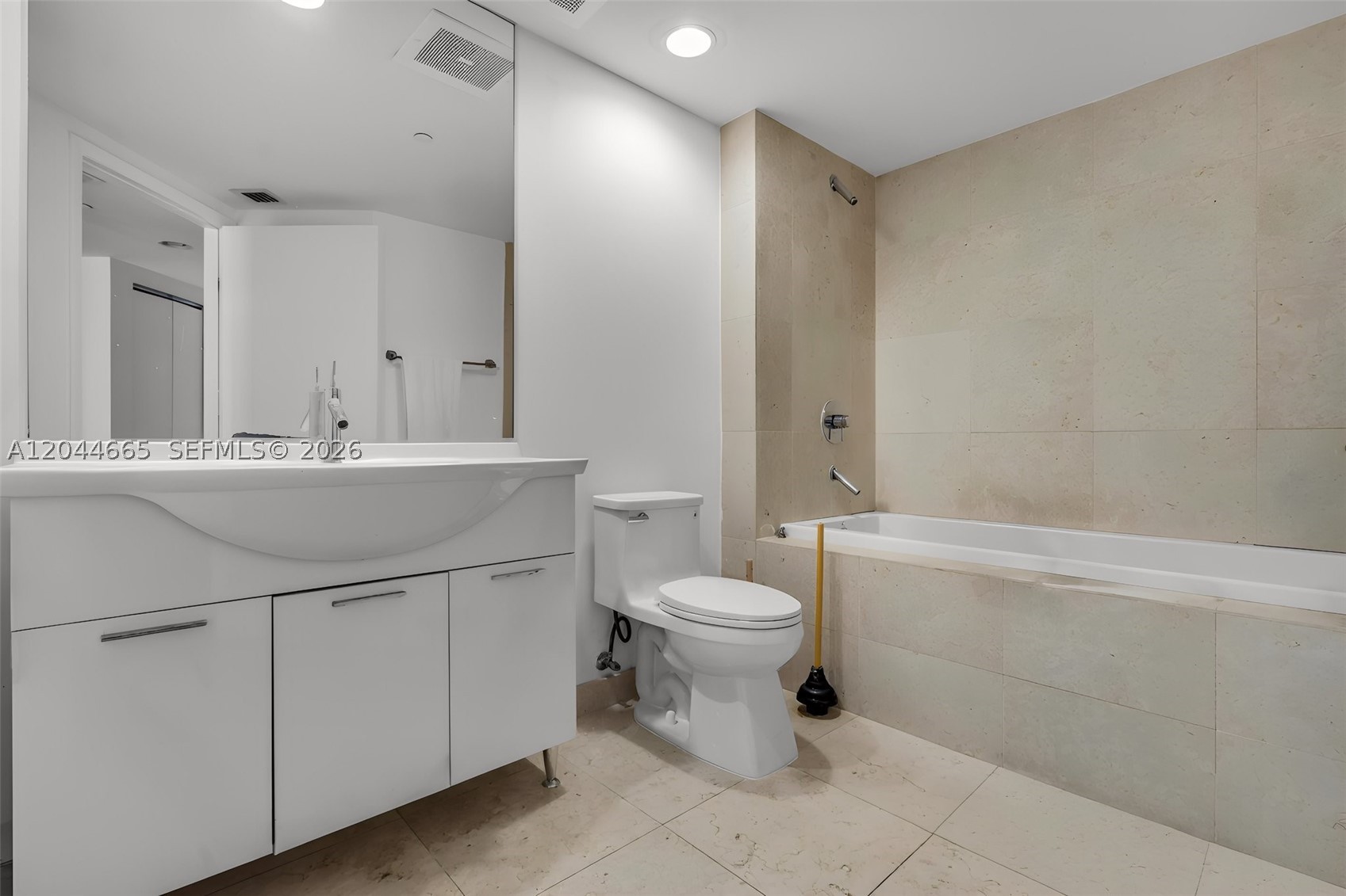 475 Brickell Ave #2508, Miami FL 33131
