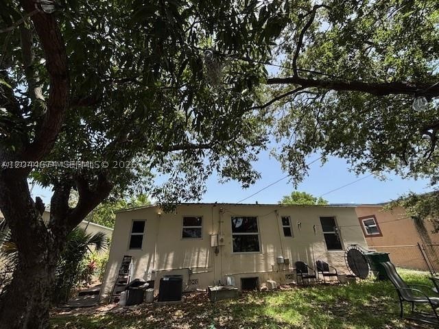 170 NW 49th St, Miami FL 33127