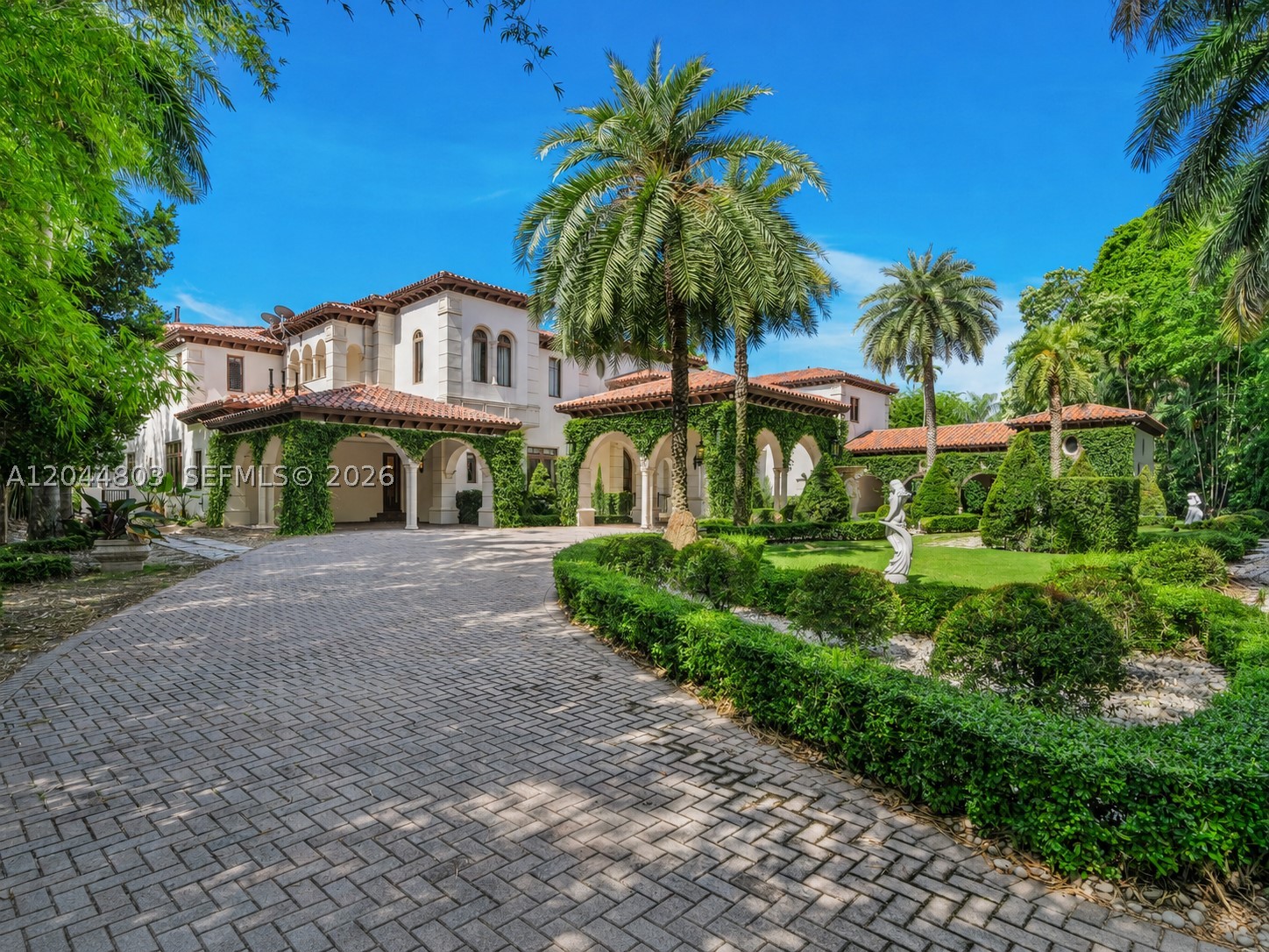 150 Edgewater Dr, Coral Gables FL 33133