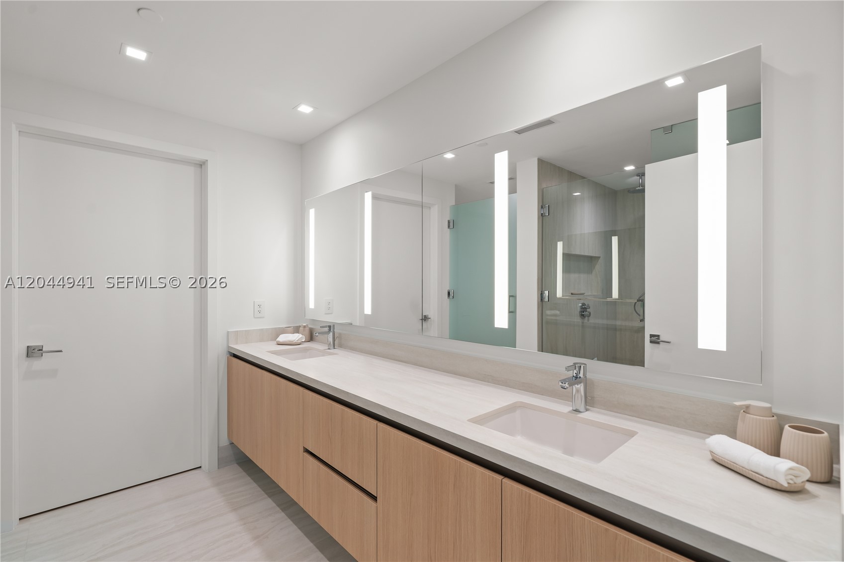 2411 Laguna Circle #2107, Miami FL 33181