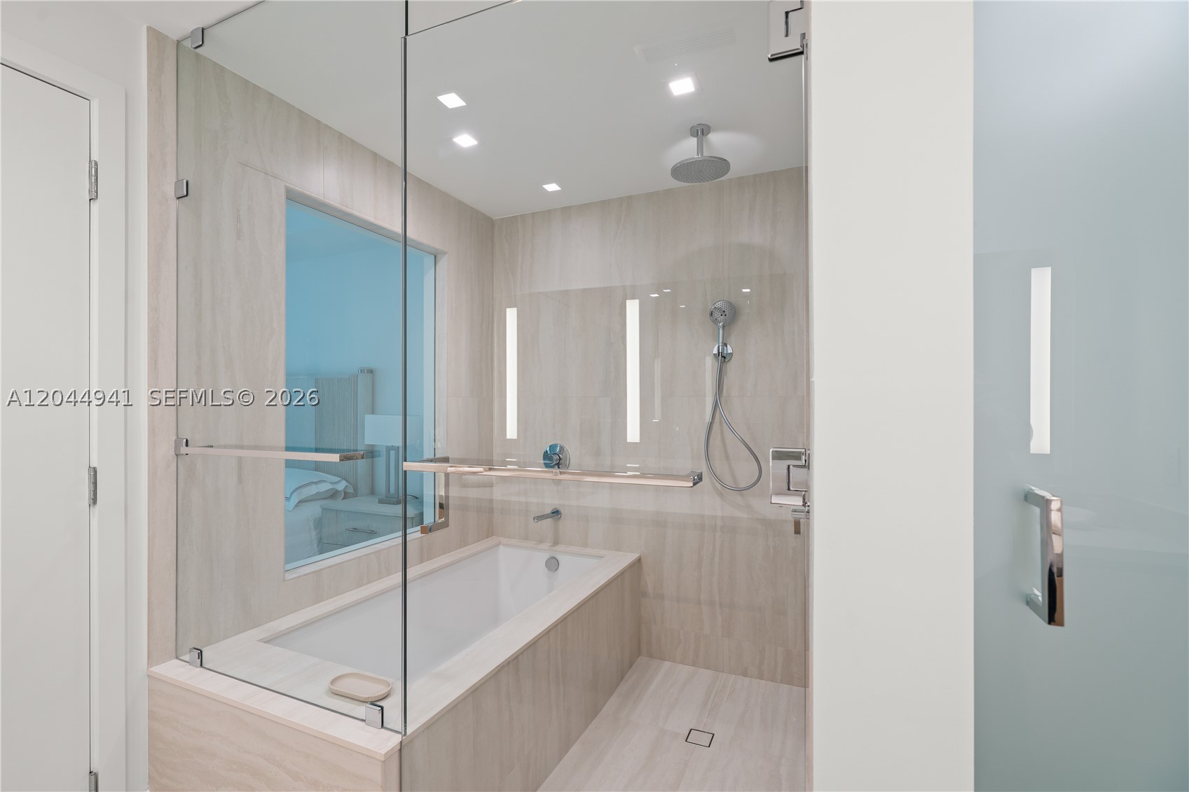 2411 Laguna Circle #2107, Miami FL 33181