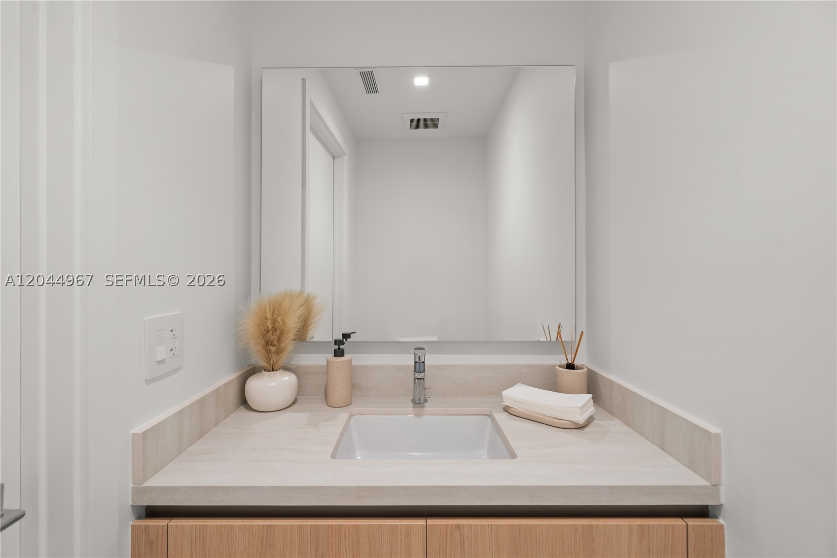 2411 Laguna Circle #1207, Miami FL 33181