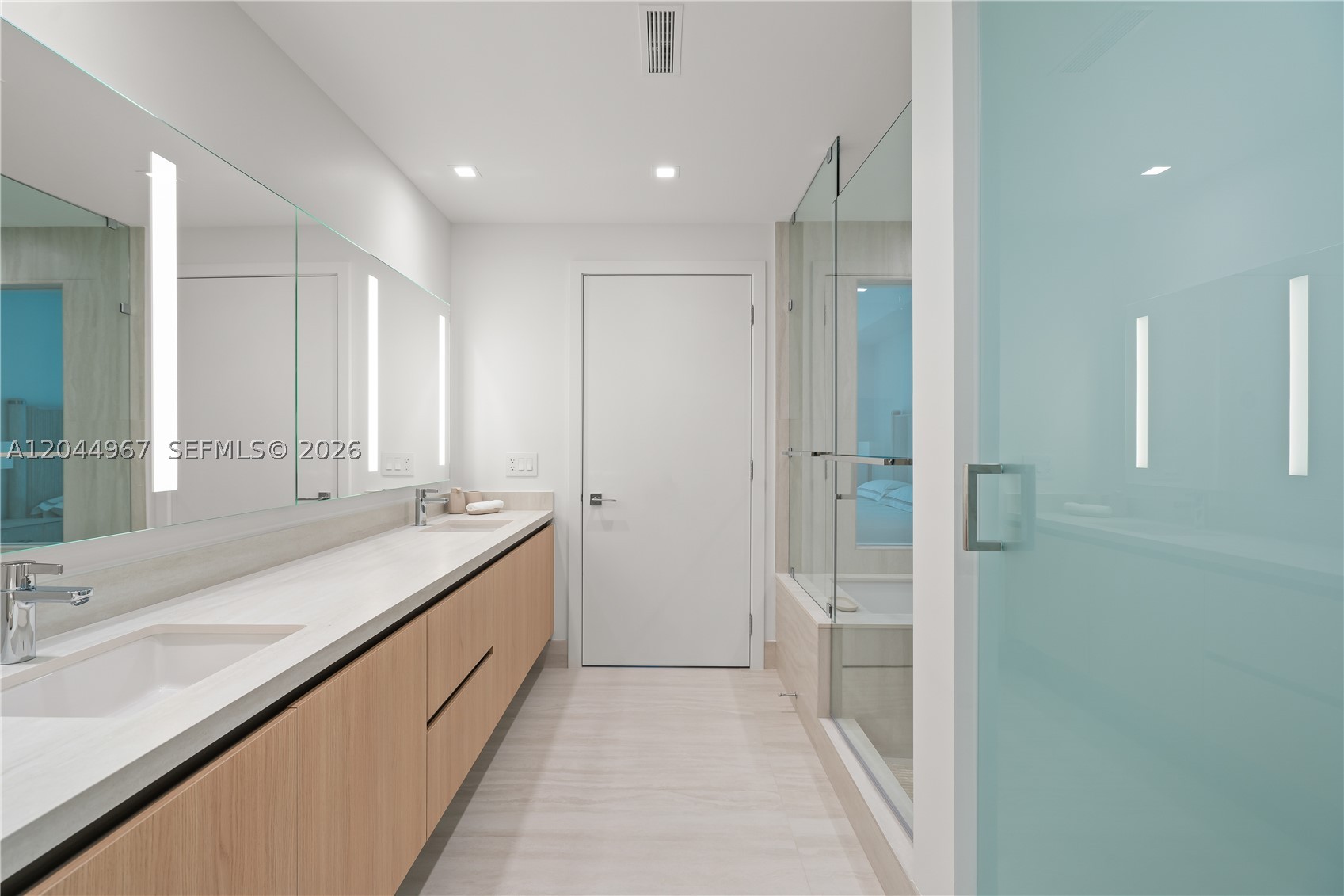 2411 Laguna Circle #1207, Miami FL 33181