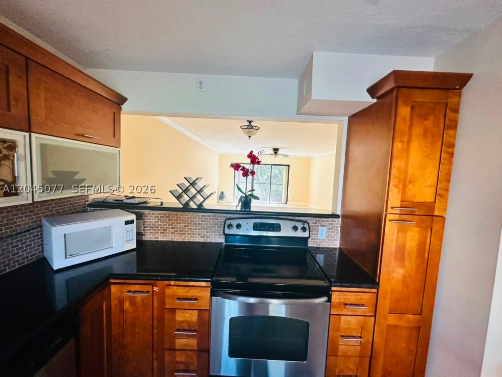 197 Lakeview Dr #105, Weston FL 33326