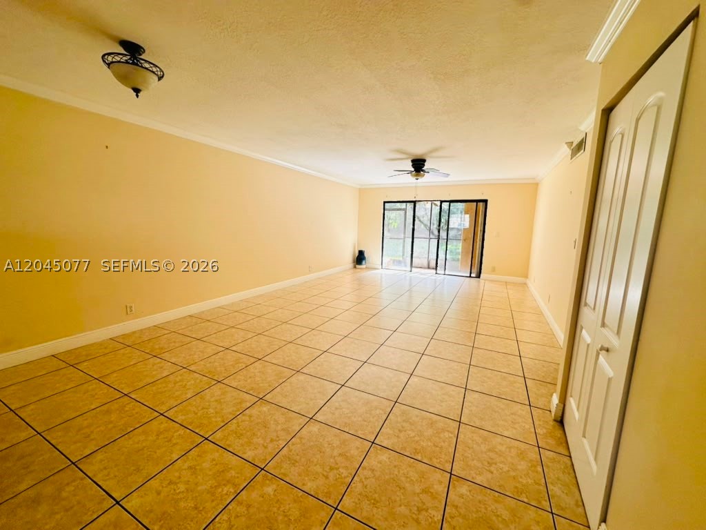 197 Lakeview Dr #105, Weston FL 33326