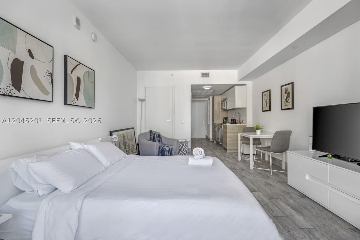 1300 Brickell Bay Dr #2713, Miami FL 33131