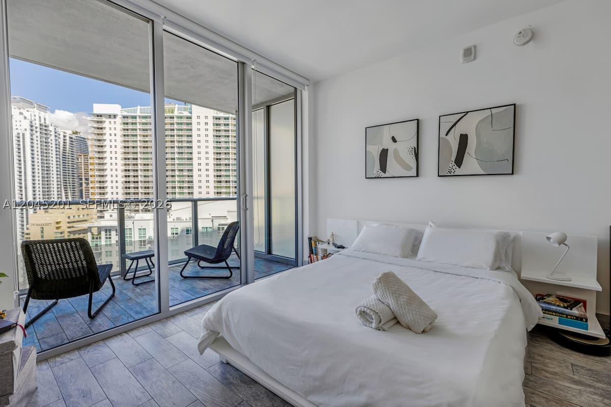 1300 Brickell Bay Dr #2713, Miami FL 33131