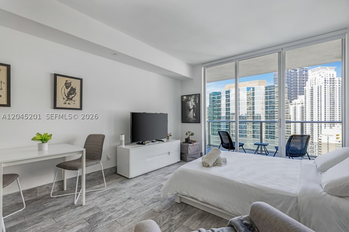 1300 Brickell Bay Dr #2713, Miami FL 33131