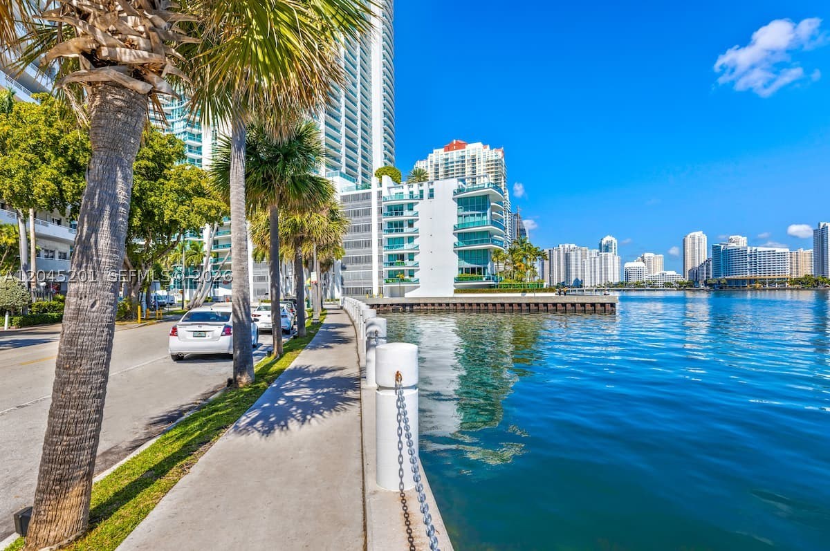 1300 Brickell Bay Dr #2713, Miami FL 33131